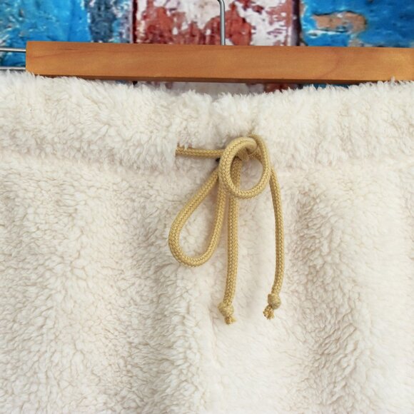 Women's No Boundaries Plush Shorts 1.5” Inseam XXLARGE Vendor Natural NEW - Picture 2 of 7